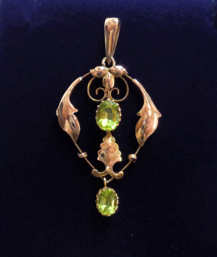 Victorian 15ct yellow gold peridot and pearl pendant/brooch — Gembank1973