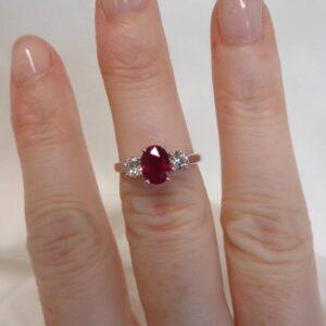 Stunning 0.90ct Ruby & 0.37ct Diamond Three Stone Ring 18ct Gold - Certified - S7896 - Image 3