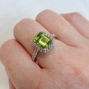 Stunning Peridot & Diamond Cluster Ring 18ct White Gold - Size M - S8306 - Image 3