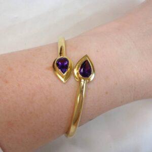 Vintage c.1988 Amethyst Crossover Bangle 18ct Yellow Gold - 16.2g - 58mm Internal Diameter (S8332) - Image 2
