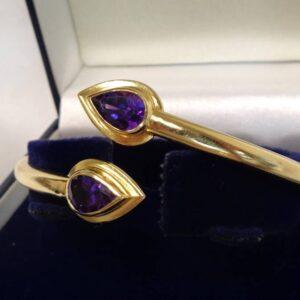 Vintage c.1988 Amethyst Crossover Bangle 18ct Yellow Gold - 16.2g - 58mm Internal Diameter (S8332) - Image 1