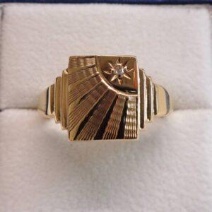 Vintage c.1967 Patterned Signet Ring 9ct Yellow Gold - Size U (US 10 1/4) (S8393) - Image 1