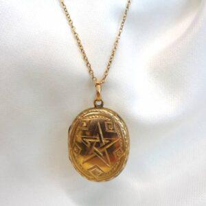 Antique Patterned Memorial Locket 9ct Yellow Gold - Length 37mm - Chain 16in (41cm) (S8383) - Image 3