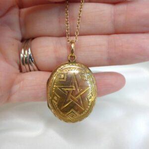 Antique Patterned Memorial Locket 9ct Yellow Gold - Length 37mm - Chain 16in (41cm) (S8383) - Image 4