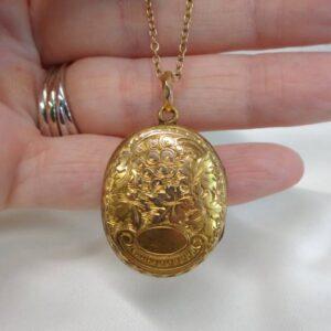 Antique Patterned Memorial Locket 9ct Yellow Gold - Length 37mm - Chain 16in (41cm) (S8383) - Image 5