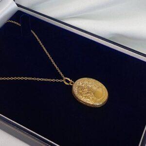 Antique Patterned Memorial Locket 9ct Yellow Gold - Length 37mm - Chain 16in (41cm) (S8383) - Image 7