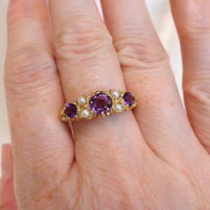 Vintage c.1967 Amethyst & Pearl Ring 9ct Yellow Gold - Size O (US 7) (S8391) - Image 5