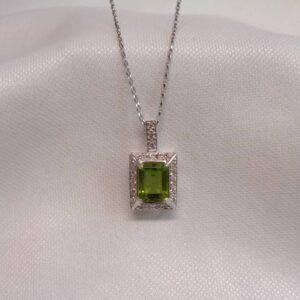 Beautiful Peridot & Diamond Pendant 9ct White Gold - 19mm Length - Chain 18in (S8401) - Image 3