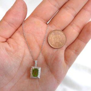 Beautiful Peridot & Diamond Pendant 9ct White Gold - 19mm Length - Chain 18in (S8401) - Image 7