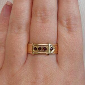 Vintage C.1968 Garnet Buckle Ring 9ct Yellow Gold - Size W (S8564) - Image 6