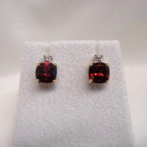 Quality Garnet and Diamond Stud Earrings 9ct Gold - Length 9mm (S8620) - Image 1