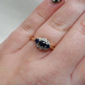 Vintage C.1980 Sapphire and Diamond Ring 18ct Gold - Size N 1/2 (A1531) - Image 7