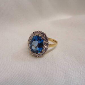 Vintage c.1984 Blue Topaz and Diamond Cluster Ring 18ct Yellow Gold - Size M (S8605) - Image 4