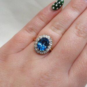 Vintage c.1984 Blue Topaz and Diamond Cluster Ring 18ct Yellow Gold - Size M (S8605) - Image 7