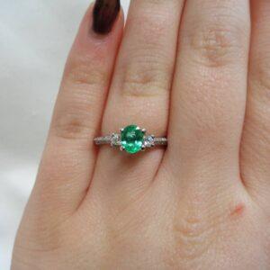 Striking Emerald and Diamond Ring 18ct White Gold – Size N 1/2 (A1187) - Image 6