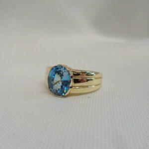 Striking Blue Topaz Solitaire Ring 9ct Yellow Gold - Size N 1/2 (A1255) - Image 4