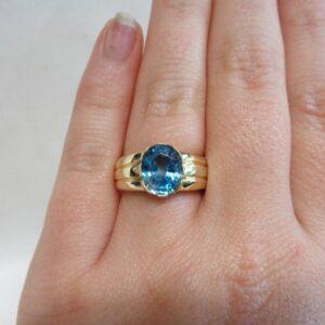 Striking Blue Topaz Solitaire Ring 9ct Yellow Gold - Size N 1/2 (A1255) - Image 6