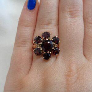 Vintage C.1963 Garnet Cluster Ring in 9ct Yellow Gold - Size L (A1231) - Image 7