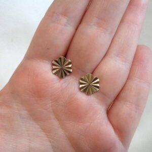 Vintage C.1965 Faceted Flower Stud Earrings in 9ct Yellow Gold - Length 10mm (A1679) - Image 4