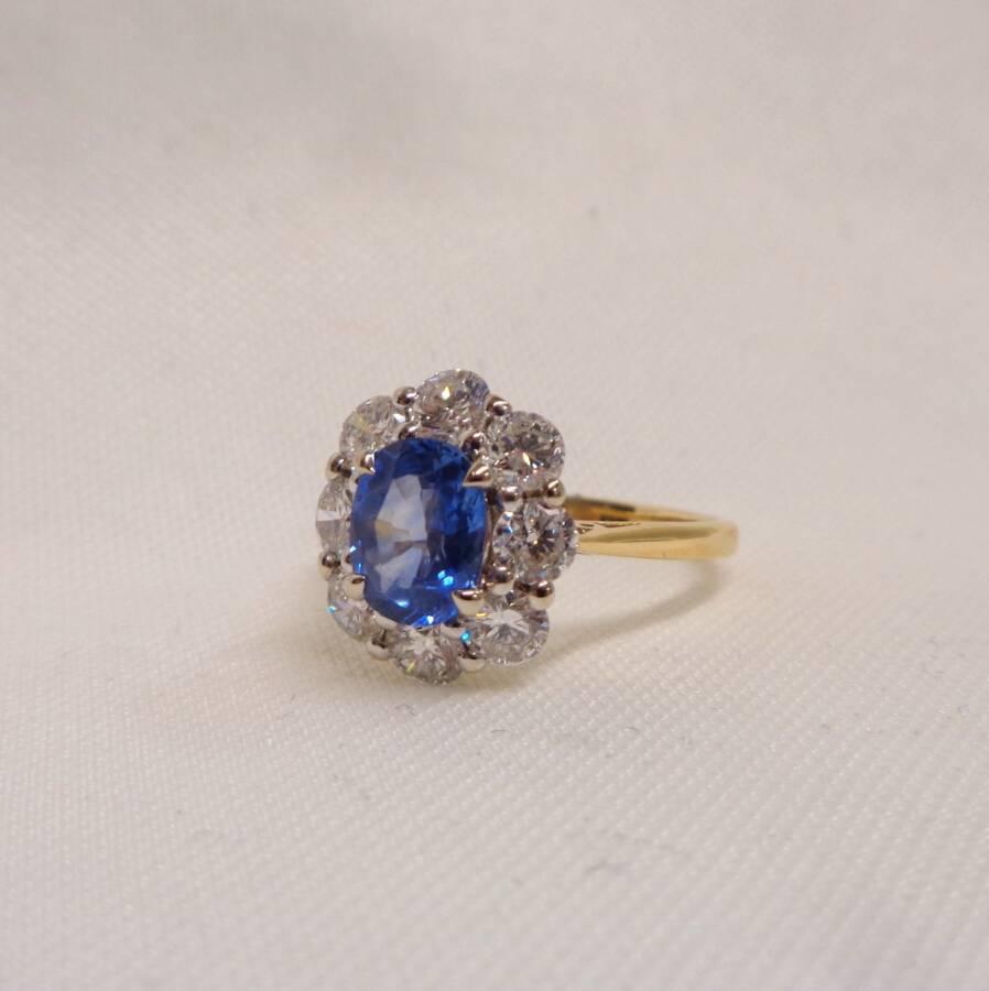 Quality Sapphire and Diamond Cluster Ring in 18ct Yellow Gold – Size R (A1673) - Image 4