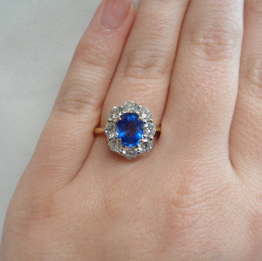 Quality Sapphire and Diamond Cluster Ring in 18ct Yellow Gold – Size R (A1673) - Image 6