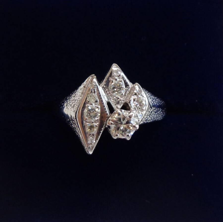 Vintage C.1972 Diamond Cluster Ring in 18ct White Gold - Size L 1/2 (A1711)