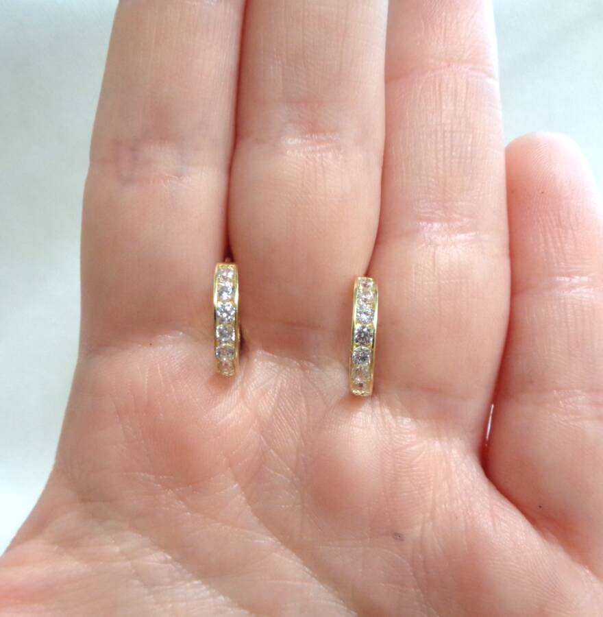 Beautiful Cubic Zirconia Huggie Earrings in 9ct Yellow Gold – Length 14mm (A1742) - Image 5