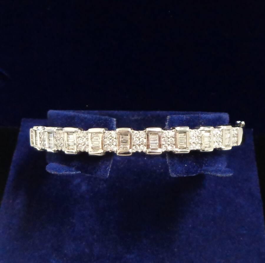 Quality 1.05ct Diamond Set Bangle in 18ct White Gold - 2 1/3 inch Diameter (A1377)