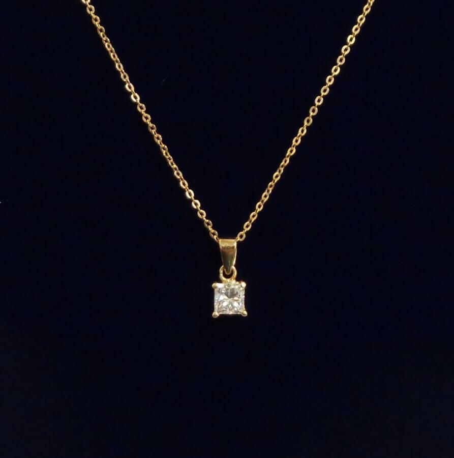 Elegant 0.35ct Diamond Pendant in 18ct Yellow Gold - Chain Length 17 1/2 inches (A1769) - Image 1
