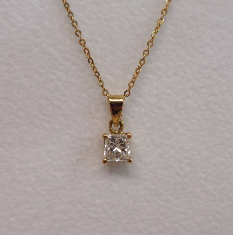 Elegant 0.35ct Diamond Pendant in 18ct Yellow Gold - Chain Length 17 1/2 inches (A1769) - Image 2